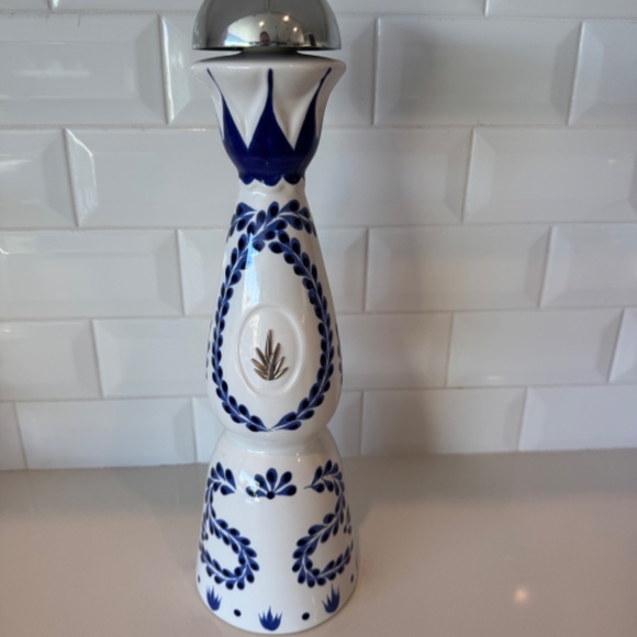 Clase Azul Reposado Tequila Ceramic Bottle Decanter Agave Emble - Bottle 750ML - Picture 4 of 5